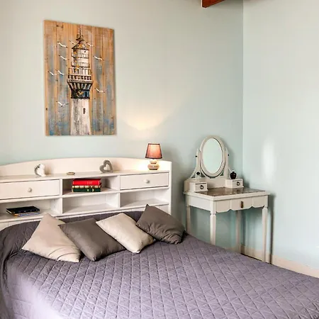 Stunning In Gouville-sur-mer With Kitchen